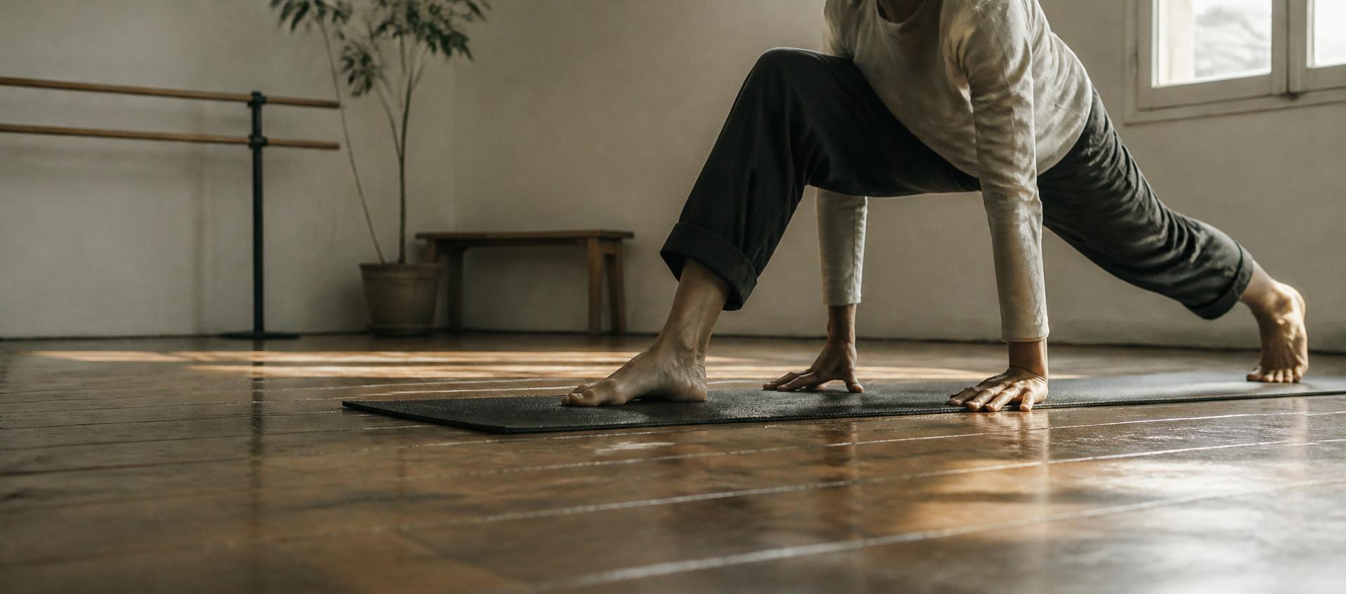 Dettaglio di una pratica di movimento nella sala del centro